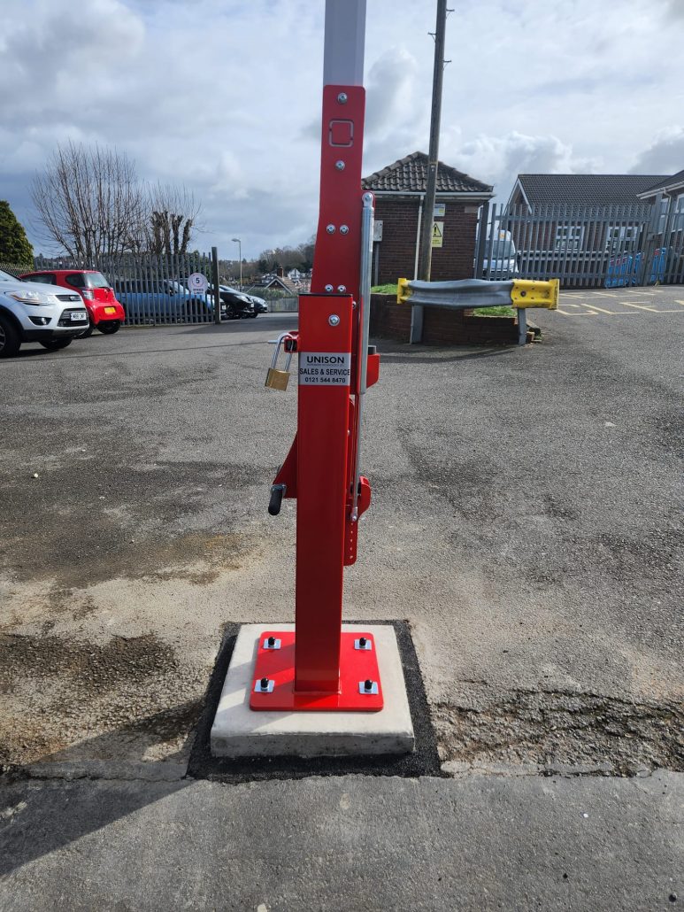 Manual car park barrier for schools