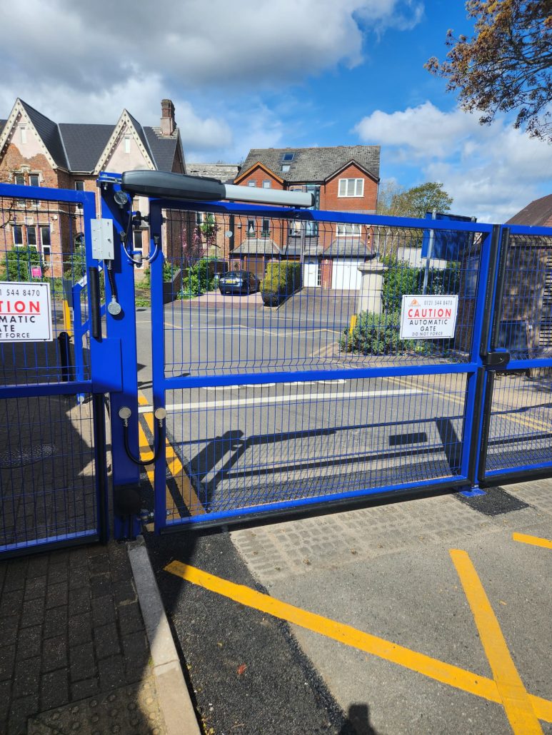 Automatic access control gate for car park