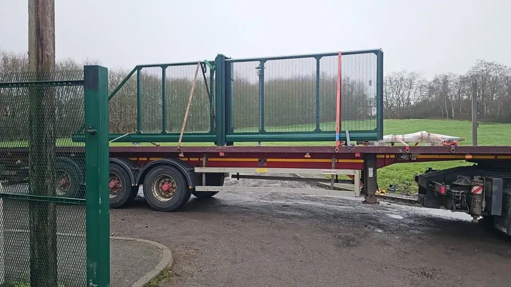 Cantilever sliding gate for business